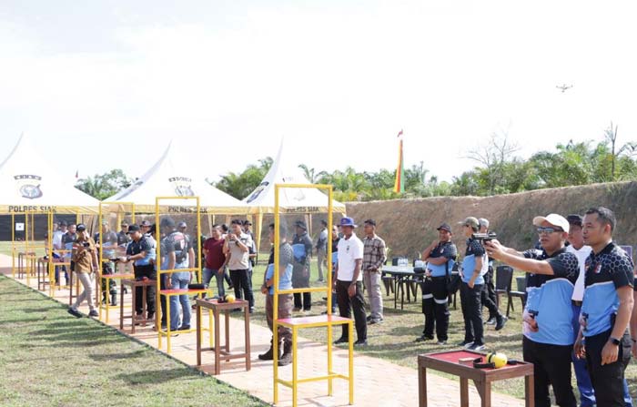 Ketua DPRD Siak Indra Gunawan menembak dalam pembukaan iven Open Tournament Kapolres Siak Cup di Lapangan Tembak Presisi Polres Siak, Kamis (27/6/2024).