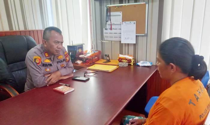Kapolsek Bukit Raya AKP Syafnil saat menginterogasi tersangka penggelapan sepeda motor berinisial NLW, Kamis (27/6/2024).