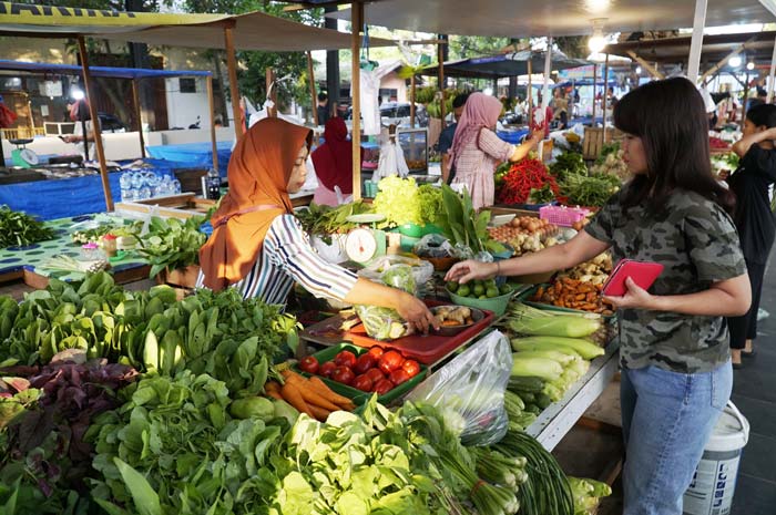Pedagang sayur mayur melayani pembeli yang berbelanja di Pasar Palapa, Kecamatan Payung Sekaki, Kamis (27/6/2024).