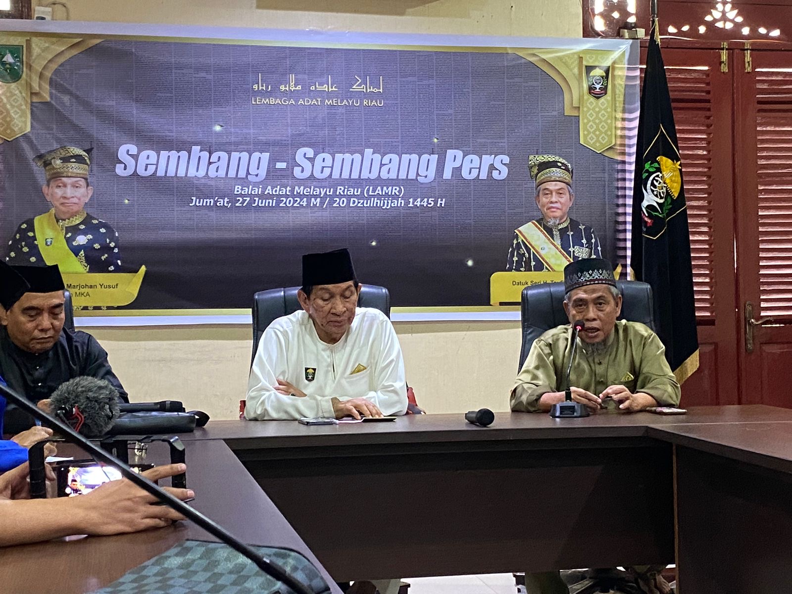 Ketua DPH LAMR Datuk Seri Taufik Ikram Jamil (kanan) bersama Ketua MKA LAMR Datuk Seri Raja Marjohan saat memberikan keterangan pers kegiatan pemeran benda-benda peninggalan Rasulullah SAW.