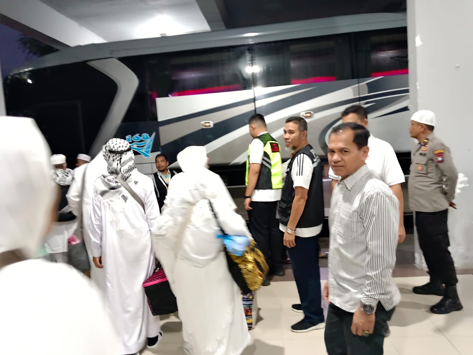 Jemaah Haji Kabupaten Kampar yang tergabung dalam Kloter 05 Debarkasi Batam (BTH) saat akan diberangkatkan dari Asrama Haji Batam menuju Pekanbaru-Kampar, Jumat (28/6/2024).