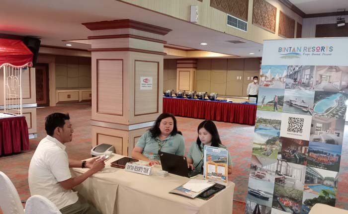 Tim Marketing Bintan Resort menjelaskan keung&shy;gulan wisata yang ada di Bintan Resort Lagoi Kepulauan Riau kepada konsumen di Riau, Kamis (27/6/2024).