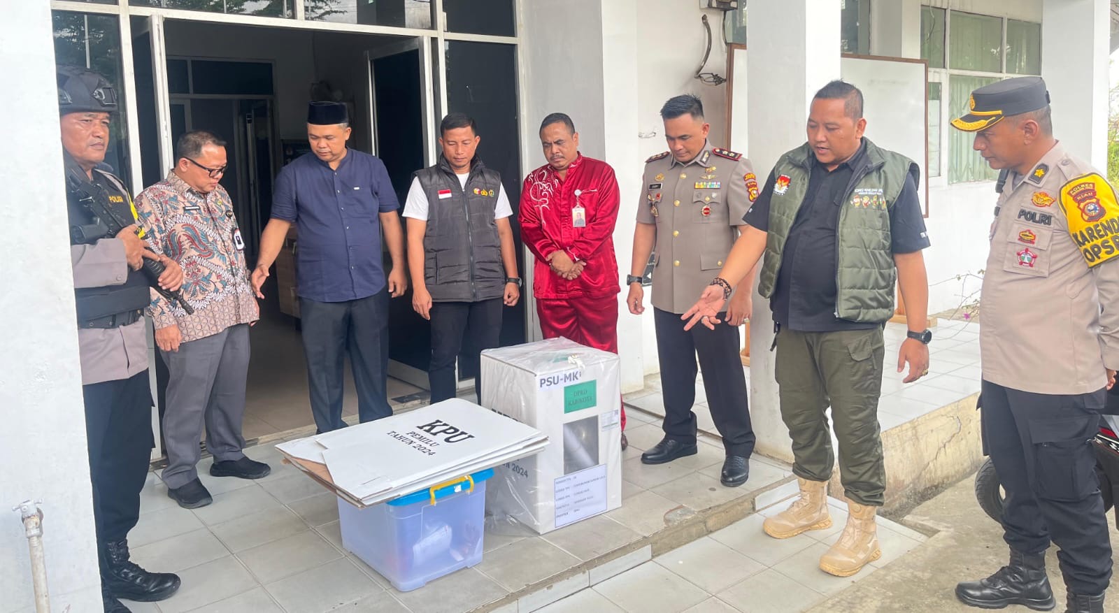 Ketua KPU Inhu, Ronaldi Ardian SH (dua dari kanan) didampingi Kapolres Inhu, AKBP Dody Wirawijaya SIk, Ketua Bawaslu Inhu, Dedi Dianto SIP SH MSi sebelum melepas pendistribusian lohistik pemilu.