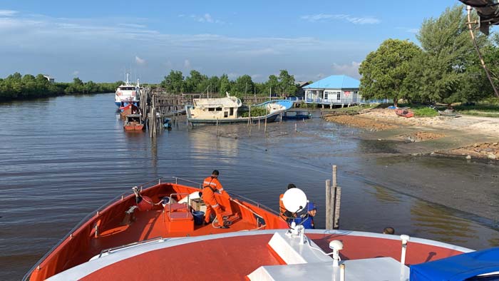 Kapal Tim SAR gabungan dipimpin Nakhoda RB 218 Pekanbaru  Kapten Leni Tadika keluar dari muara Sungai Liong menuju ke Selat Melaka memulai pencarian korban jatuh dari  Feri MV CAS, Kamis (27/6/2024).