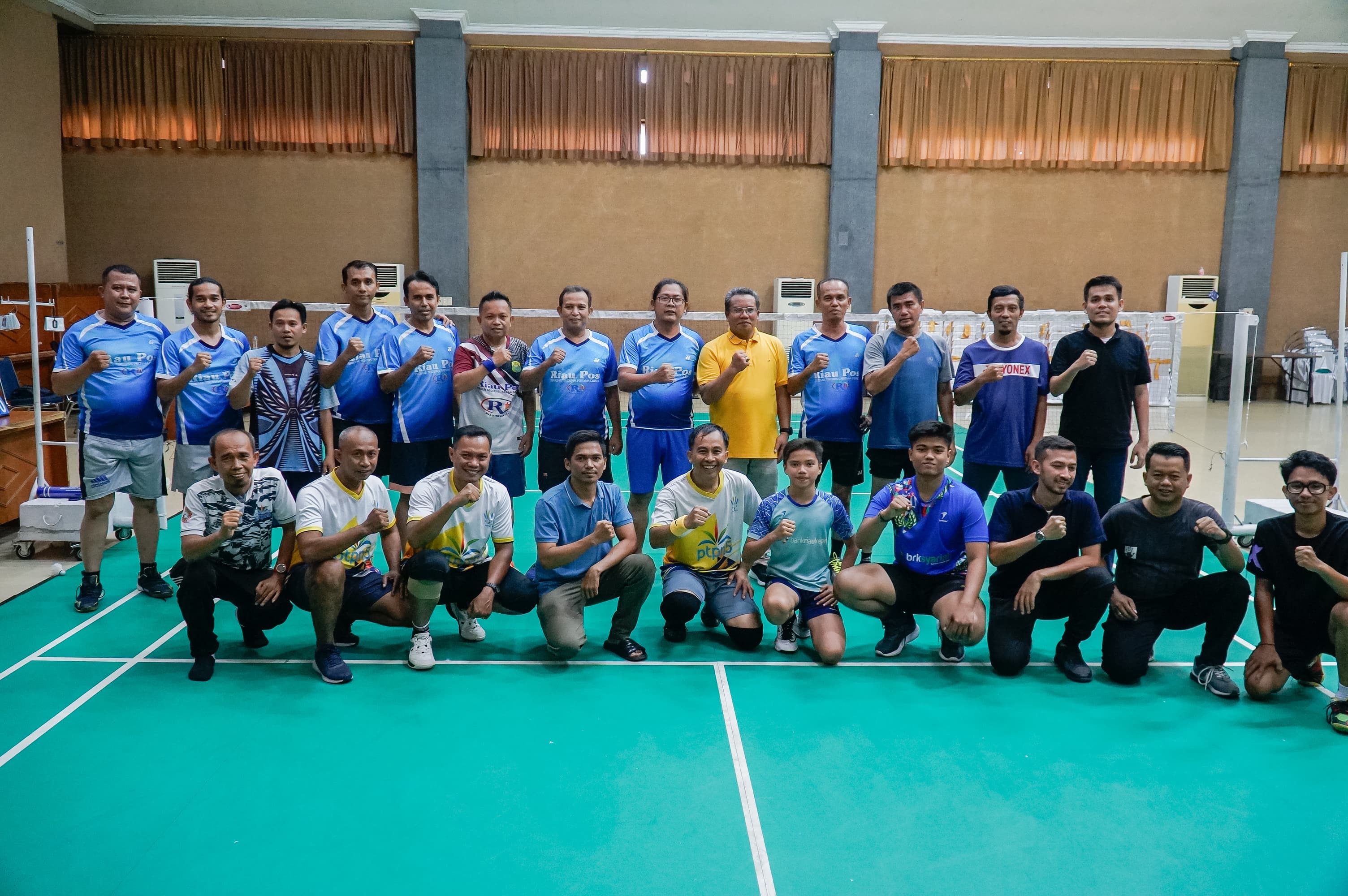 PB Riau Pos Grup menjajal ketangkasan para pemain PB PTPN IV Regional III dalam bermain badminton dalam tajuk pertandingan persahabatan