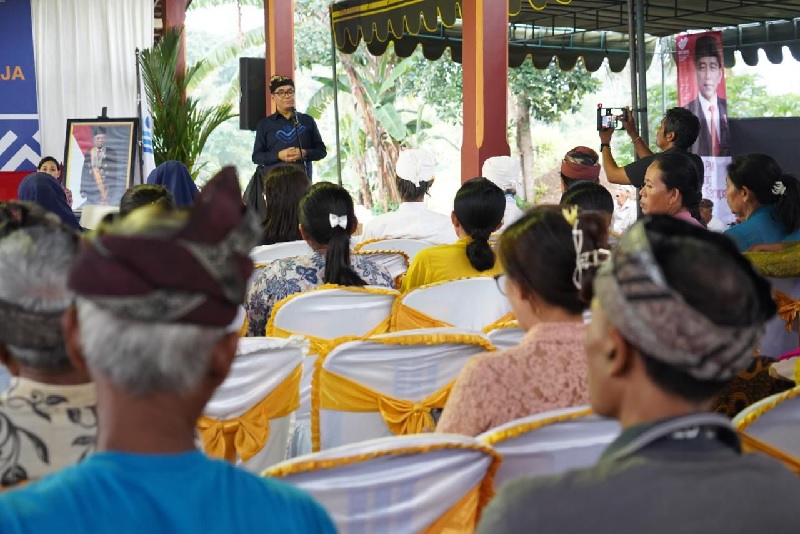 Deputi Penempatan dan Pelindung Kawasan Eropa dan Timur Tengah BP2MI, Irjen Pol. I Ketut Suardana saat membuka acara sosialisasi Pelindungan PMI kepada masyarakat Bali.