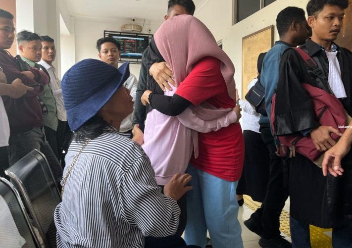 Megawati dan anaknya saling berpelukan dan menangis usai sidang di PN Batam, Kamis (27/6).