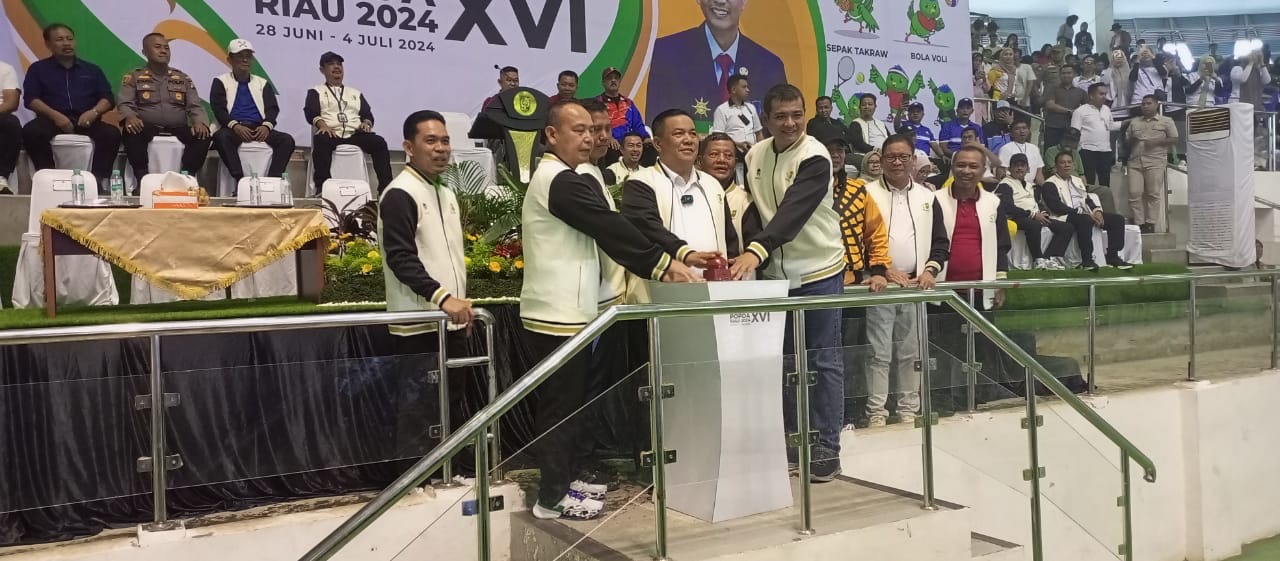 Penjabat (PJ) Gubernur Riau, SF Hariyanto (tengah) secara resmi membuka Pekan Olahraga Pelajar Daerah (POPDA) XVI Provinsi Riau tahun 2024 di Gelanggang Remaja, Pekanbaru, Jumat (28/6/2024).