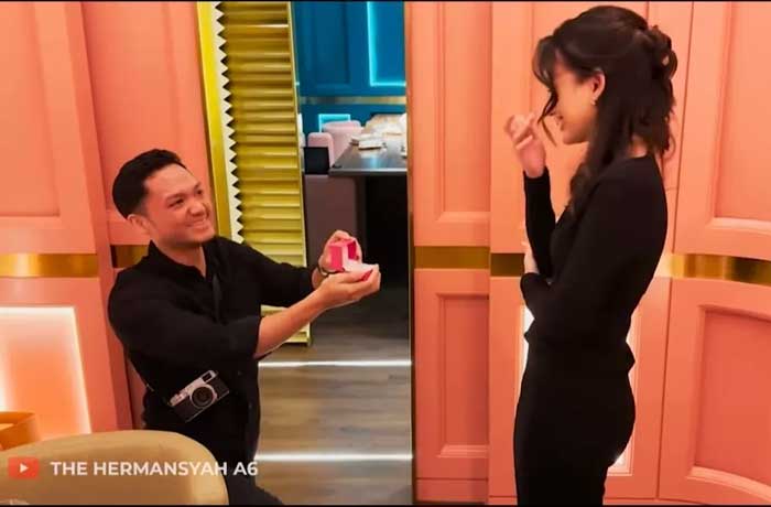 Azriel lamar kekasihnya,Sarah Menzel.