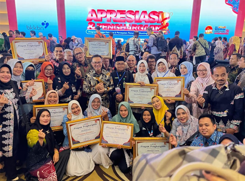 Kepala BKKBN RI Hasto Wardoyo dan Kepala Perwakilan BKKBN Riau Mardalena Wati Yulia foto bersama dengan para pemenang yang meraih penghargaan, Jumat (28/6/2024).