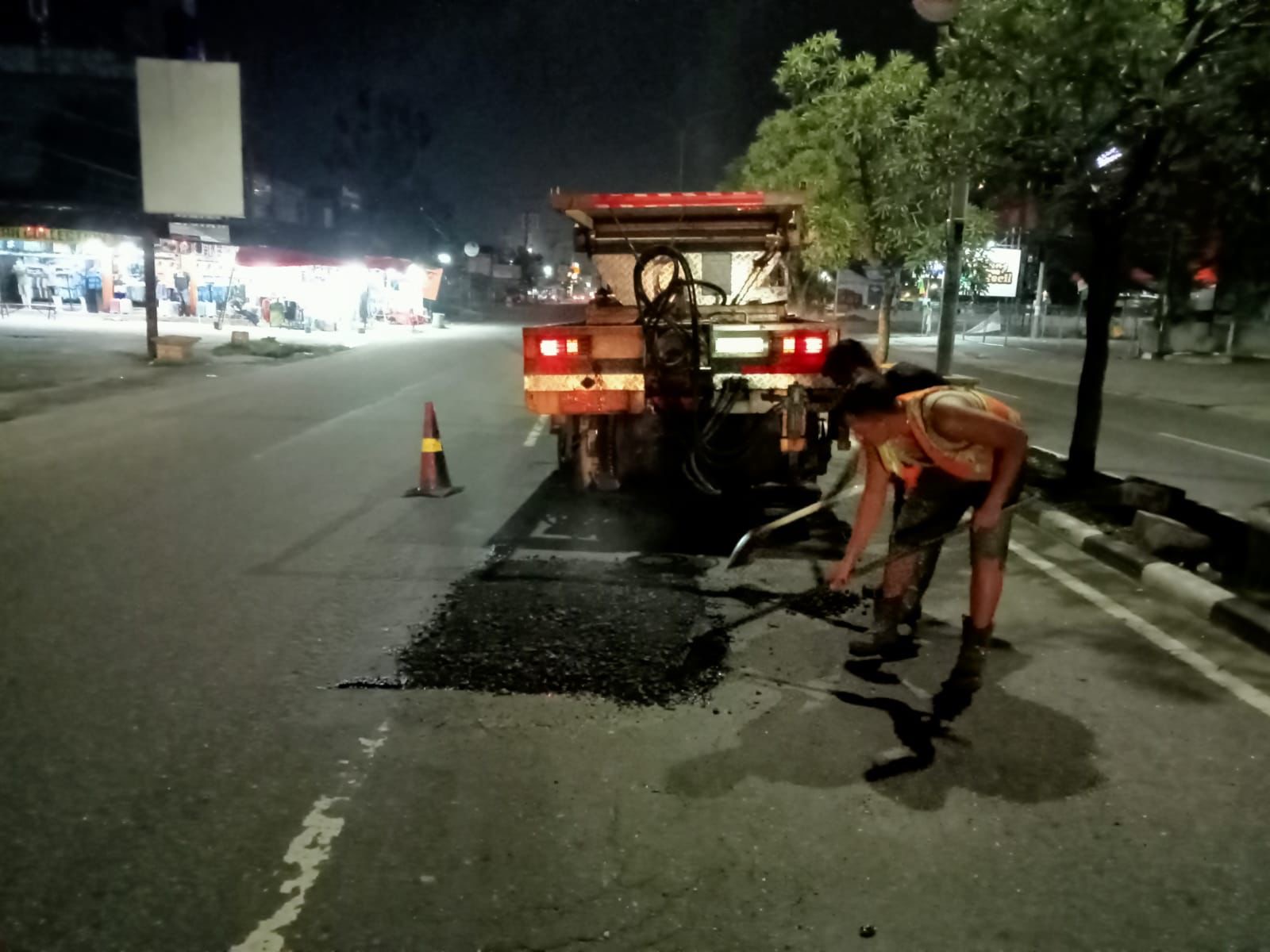 Pekerja dari Dinas PUPR Riau memperbaiki kerusakan di Jalan HR Soebrantas lokasi kecelakaan maut, Jumat (28/6) dini hari.