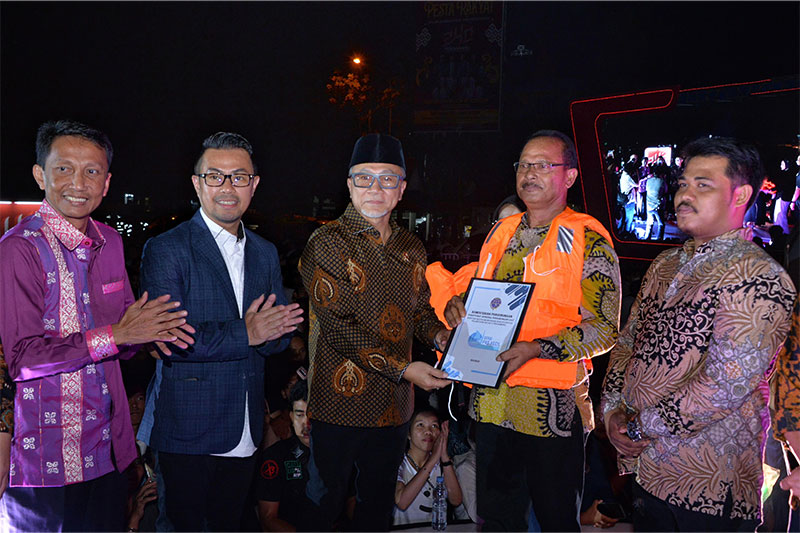 Penyerahan simbolis pas kecil dan life jacket oleh Menteri Perdagangan, Stafsus Menhub Bid. Hubungan Internasional, dan Pemda Riau, Pekanbaru (23/6/2024).