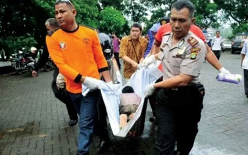 Jenazah Akseyna Ahad Dori ketika dievakuasi 26 Maret 2015 lalu. Hingga kini, Polisi belum menemukan titik terang ihwal kasus pembunuhan ini.