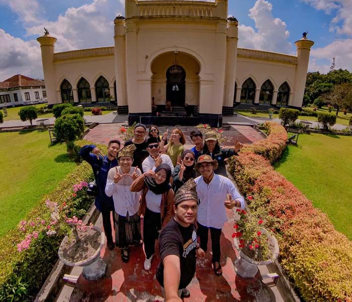 Peserta Muhibah Budaya Jalur Rempah 2024 bersama KRI Dewaruci foto bersama di halaman Istana Siak di Siak Sri Indrapura, baru-baru ini.