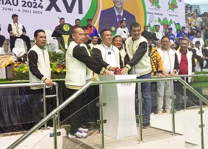 Penjabat Gubernur Riau SF Hariyanto (tengah) menekan tombol sirene saat membuka Popda Riau XVI/2024 di Gelanggang Remaja Pekanbaru, Jumat (27/6/2024).