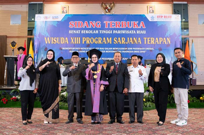 Ketua Sekolah Tinggi&nbsp; Pariwisata (STP) Riau Dr Ir Eni Sumiarsih MSc (empat kiri),  foto bersama tamu undangan lainnya setelah Wisuda XIII Program Sarjana Terapan di Hotel Pangeran Pekanbaru.