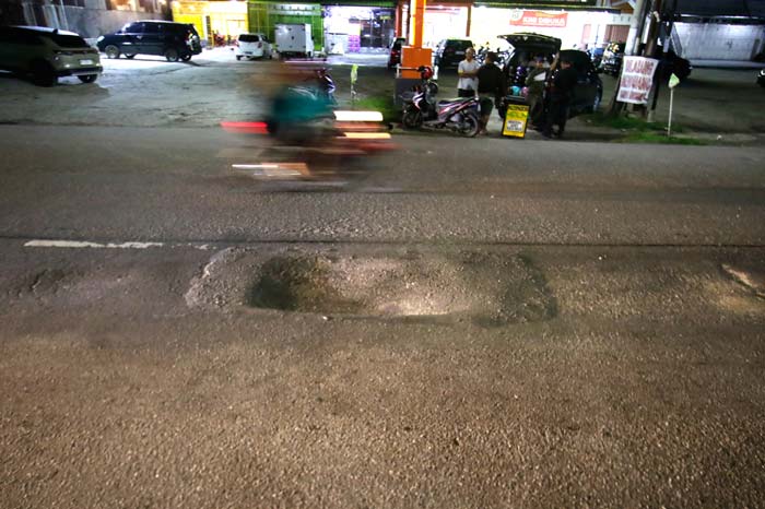 Lubang cukup dalam menganga di ruas Jalan HR Soebrantas, Kecamatan Tuah Madani menelan korban jiwa pada Kamis (27/6/2024) malam. Lubang ini telah ditutup aspal oleh Pemprov Riau usai kejadian.
