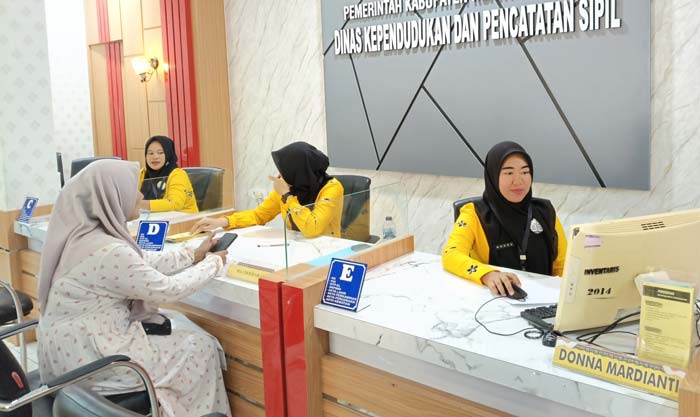 Pegawai Disdukcapil Kuansing saat melayani masyarakat yang sedang mengurus adminduk di Telukkuantan, baru-baru ini.