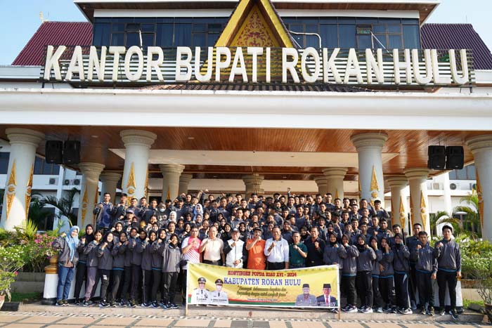 Asisten III Setdakab Rohul H Edi Suherman SH (baju orange) foto bersama usai melepas keberangkatan kontingen Popda Rohul untuk mengikuti  Popda XVI Provinsi Riau di halaman Kantor Bupati Rohul.