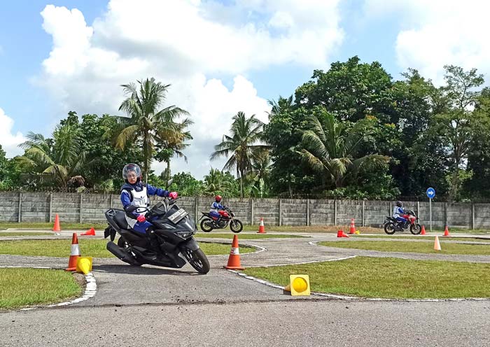 Seorang pengemudi mengikuti safety riding untuk merasakan sensasi mengendari ban bertapak lebar yang aman dan nyaman saat berkendara, baru-baru ini.