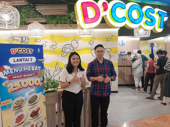 CEO D&rsquo;Cost Hendry Tejakusmana bersama staf memberikan penjelasan kepada wartawan, Jumat (28/6/2024).