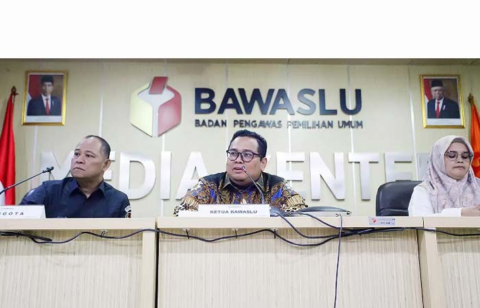 Anggota Bawaslu RI Totok Hariyono (kiri), Ketua Bawaslu RI Rahmat Bagja (tengah), Anggota Bawaslu RI Lolly Suhenty (kanan) saat konferensi pers di kantor Bawaslu RI, Jakarta.