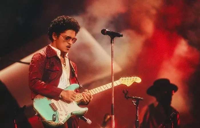 Penampilan Bruno Mars di atas panggung.