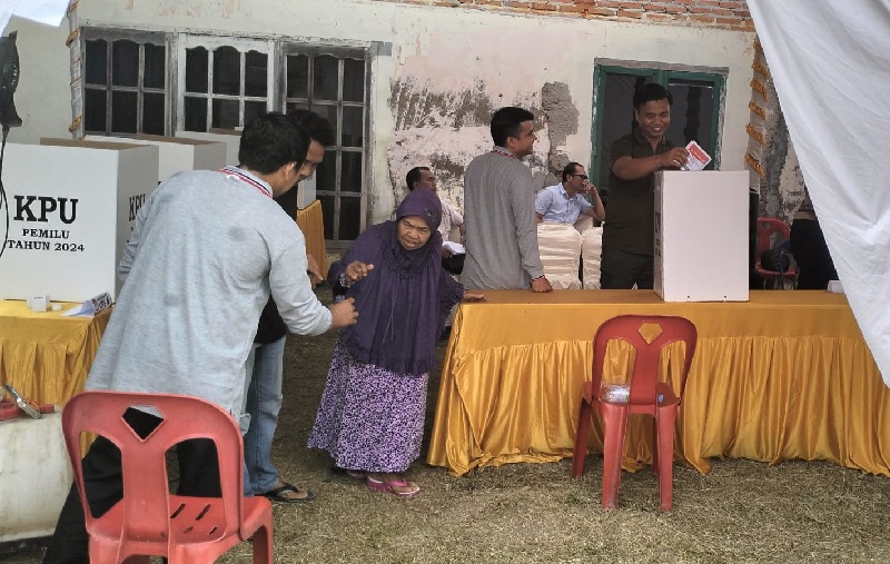 Usai mencoblos, warga memasukan kertas surat suara ke kotak suara dan jarinya dicelup ke tinta Pemilu di TPS 17 Kelurahan Simpang Tetap Darul Ikhsan.