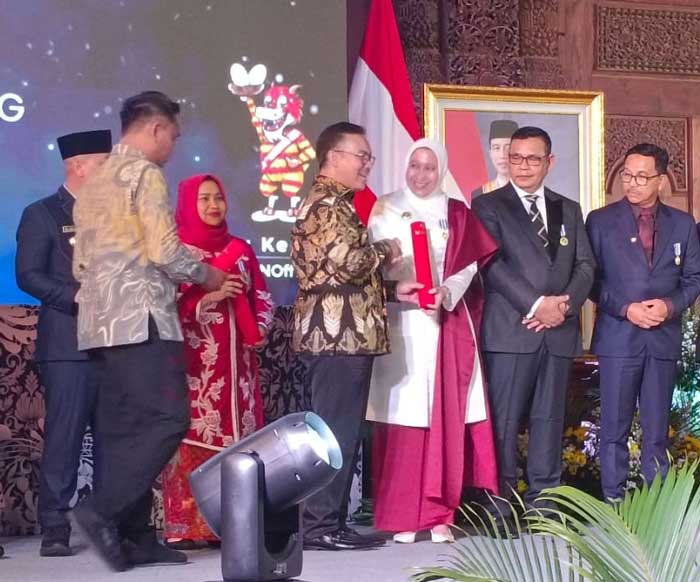Bupati Indragiri Hulu Rezita Meylani dan Bupati Bengkalis Kasmarni menerima penghargaan dari Kepala BKKBN RI Hasto Wardoyo, Jumat (28/6/2024).