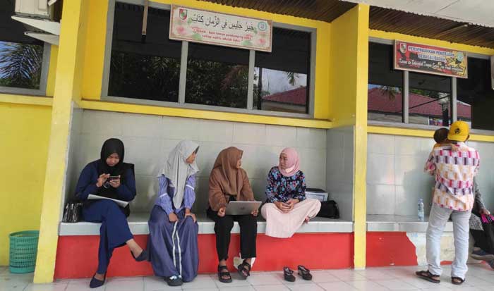 Wali murid dan peserta anak didik saat mendatangi pusat pelayanan PPDB di SMPN 13,Pekanbaru, Sabtu (29/6)
