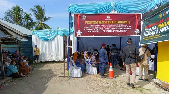 Pemilih saat hadir di TPS 4 Desa Perkebunan Sungai Lala Kecamatan Sungai Lala untuk menyampaikan hal suara, Sabtu (29/6/2024)