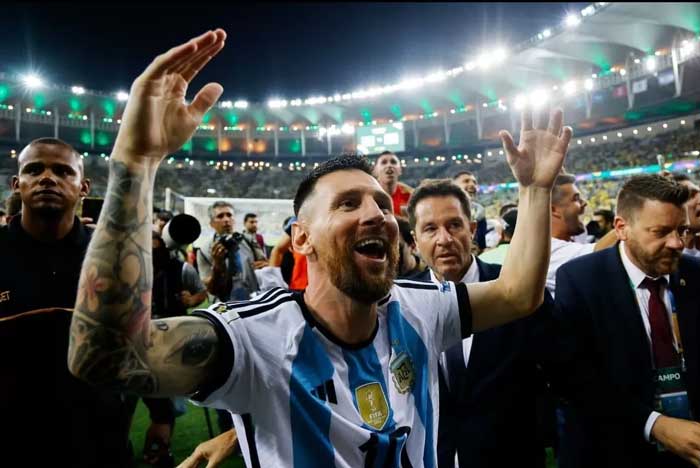 BANGGA: Lionel Messi merayakan kemenangan Argentina atas Brasil ,