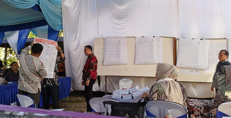 Anggota KPPS membuka dan membaca hasil pencoblosan pada pelaksanaan PSU di TPS 4 Desa Perkebunan Sungai Lala Kecamatan Sungai Lala, Sabtu (29/6/2024)