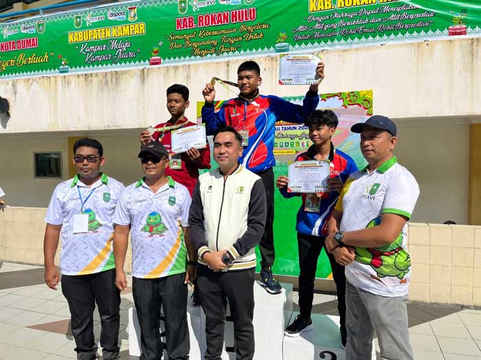 Kontingen Kabupaten Bengkalis cabor Renang,  Kevin Kehanganta Sebayang (tengah) raih emas pada nomor 400 meter freestyle, di Aquatic Sport Center Rumbai, Sabtu (29/6/2024).