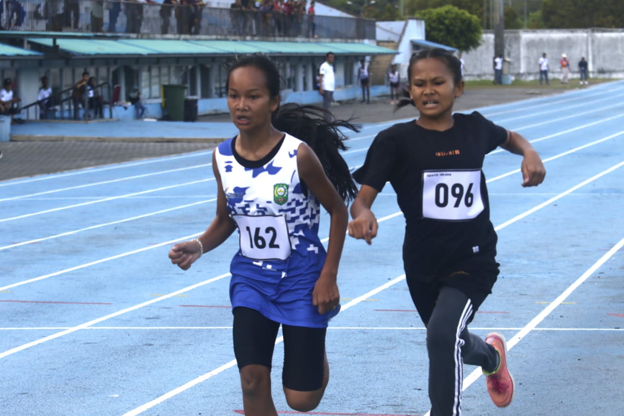 Para atlet putri berlari pada final lari 1500 meter di Rumbai Sport Center pada Pekan Olahraga Pelajar Daerah (Popda) Riau XVI di Rumbai Sport Center, Pekanbaru, Sabtu (29/6/2024).