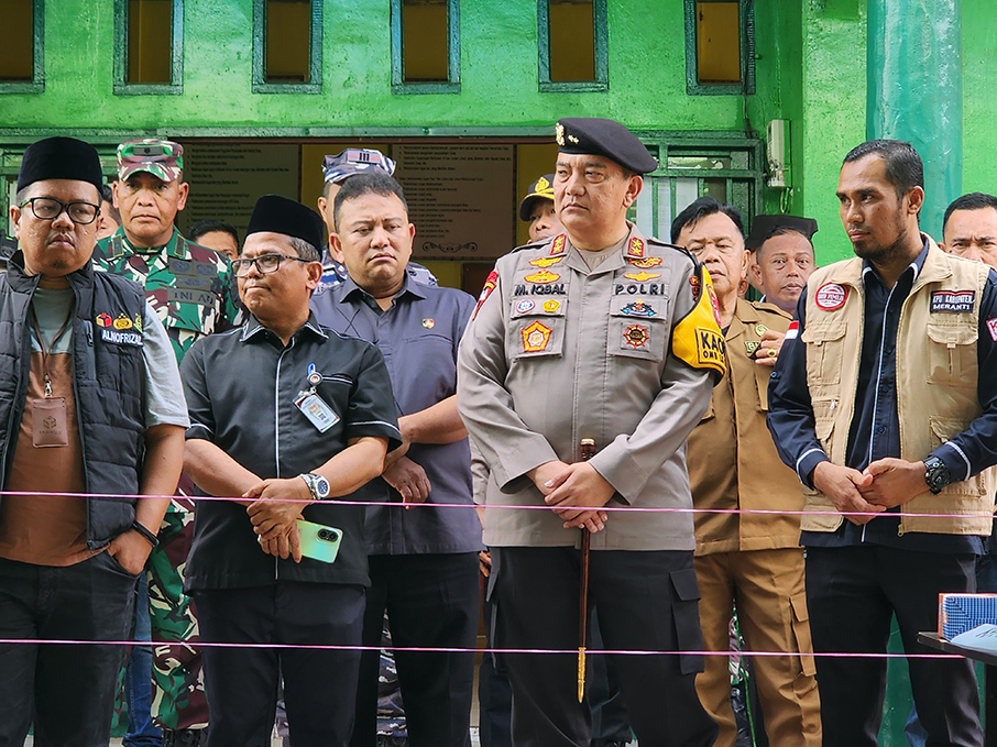 Kapolda Riau Irjen Pol Mohammad Iqbal melihat langsung proses pemungutan suara ulang (PSU) di Tempat Pemungutan Suara (TPS) 002 Desa Tanjung Peranap, Kecamatan Tebingtinggi Barat, Kabupaten Kepulauan
