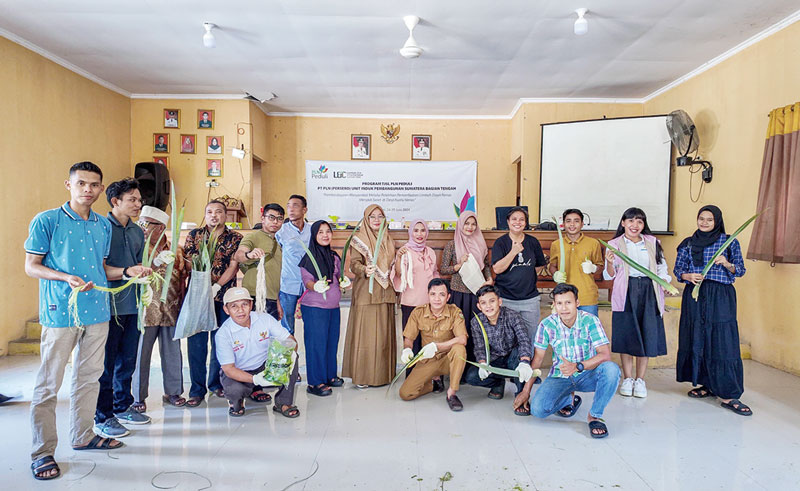 PLN UIP SBT) melalui program PLN Peduli pada kegiatan pemberdayaan masyarakat dan keberlanjutan lingkungan dengan meluncurkan inisiatif pelatihan pemanfaatan limbah daun nanas menjadi serat.