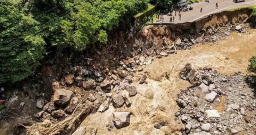 Ruas Jalan Lembah Anai rusak akibat banjir bandang beberapa waktu lalu.