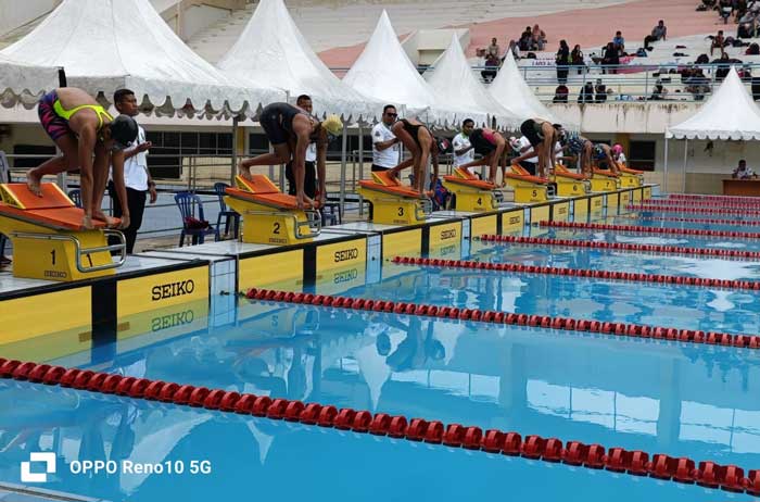Atlet cabor renang tampak tengah bersiap-siap mengikuti pertandingan Popda Riau XVI di Aquatic Sport Center Rumbai Pekanbaru, Ahad (30/6/2024).