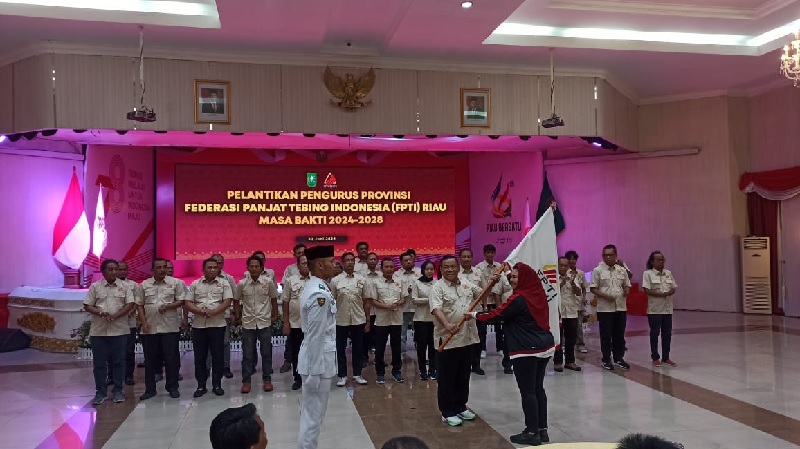 Ketua Umum PP FPTI Yenny Wahid menyerahkan bendera pataka FPTI ke Ketua Umum FPTI Riau terpilih SF Hariyanto, Ahad (30/6/2024).