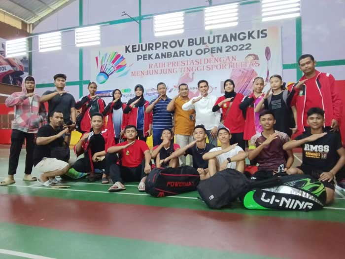 Tim beregu putra bulu tangkis Kabupaten Kampar pada ajang Popda Provinsi Riau2024 mempersembahkan tiket menuju semi final, Sabtu (29/6/2024).