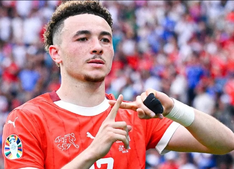 Ruben Vargas melakukan selebrasu usai mencetak gol kedua Swiss ke gawang Italia. Swiss menang 2-0 dn melaju ke 8 besar.