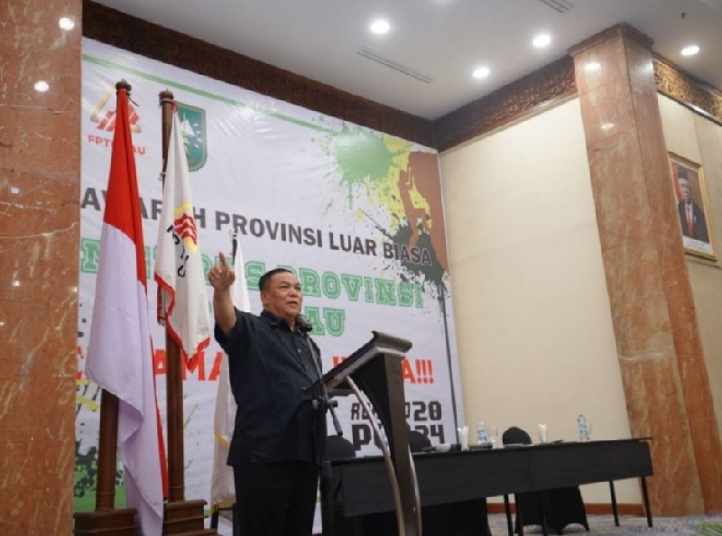 SF Hariyanto memberikan sambutan usai terpilih secara aklamasi memimpin Pengprov FPTI Riau pada Musyawarah Olahraga Provinsi Luar Biasa Musprovlub di Aryaduta, Sabtu (29/6/2024).