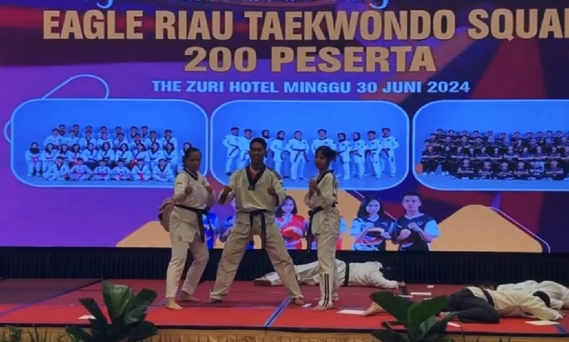 Salah satu atraksi yang ditampilkan pelatih dan siswa dari Eagel Riau Taekwondo Club dalam acara UKT sabuk, Ahad (30/6/2024).