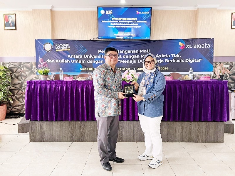 Presiden Direktur & CEO XL Axiata, Dian Siswarini (kanan) usai melakukan penandatanganan nota kesepakatan kerja sama bersama Rektor Universitas Garut, Abdusy Syakur Amin di kampus Universitas Garut.