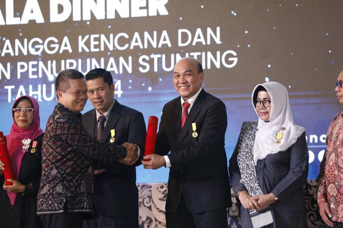 Direktur PT Riau Andalan Pulp and Paper Mulia Nauli (dua kanan) menerima penghargaan Dharma Karya Kencana dari Kepala BKKBN.