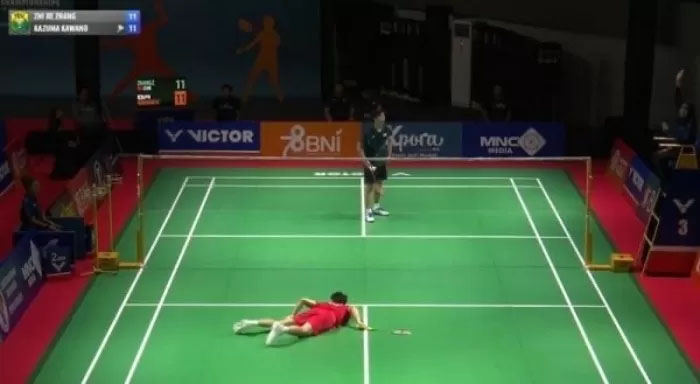 Situasi pertandingan di mana detik-detik Zhang Zhi Jie sempat kejang-kejang di lapangan.