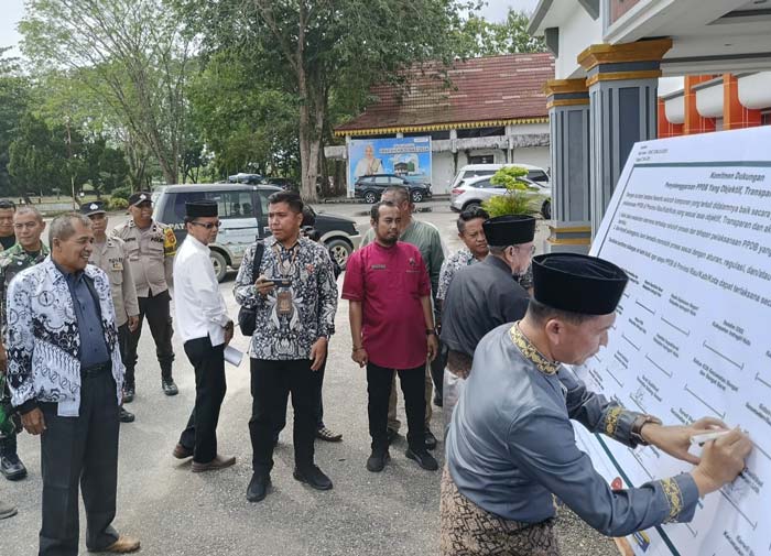 Sejumlah pejabat di lingkungan Pemkab Inhu melakukan penandatanganan komitmen bersama penyelenggaraan PPDB yang objektif, transparan, dan akuntabel, belum lama ini.