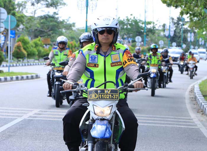 Kapolres Siak AKBP Asep Sujarwadi SIK MSI menggelar patroli, untuk semakin dekat dengan masyarakat. Foto diambil beberapa waktu lalu.