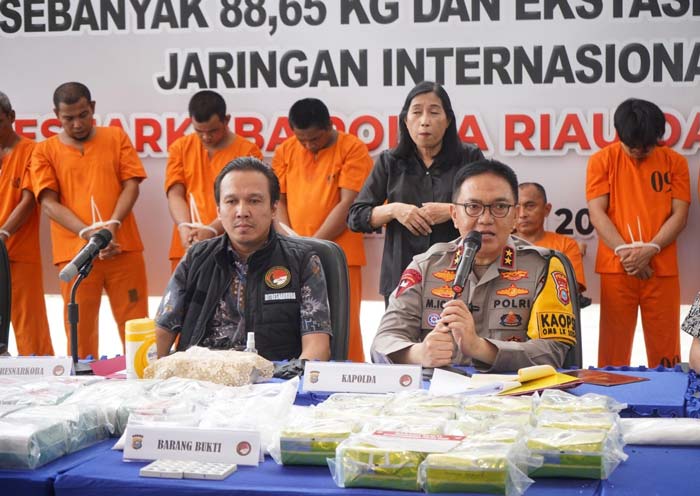 Kapolda Riau Irjen Pol Mohammad Iqbal bersama Diresnarkoba Polda Riau Kombes Pol Manang Soebeti saat ekspose hasil tangkapan narkoba.